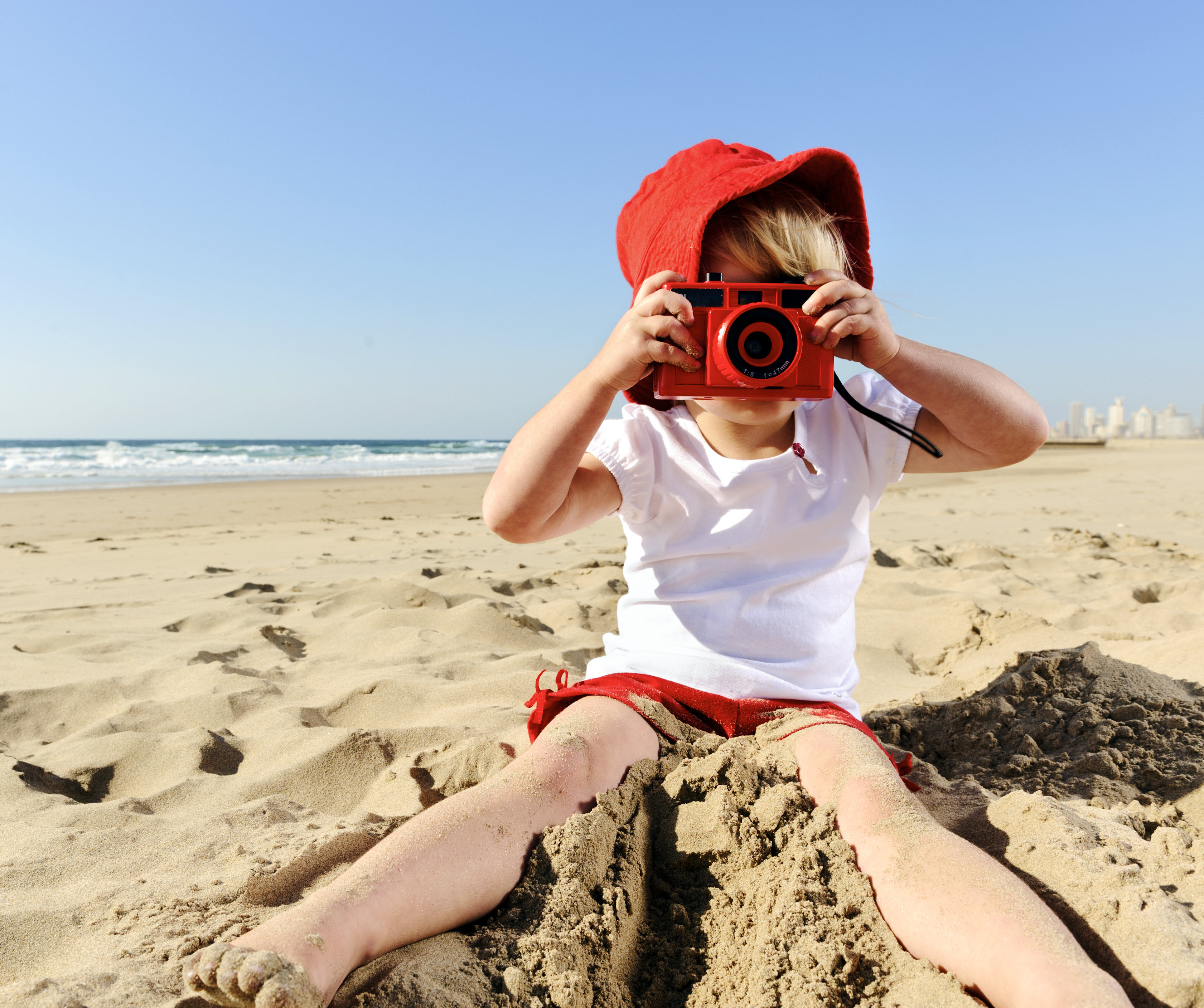 Мальчик на пляже с фотоаппаратом