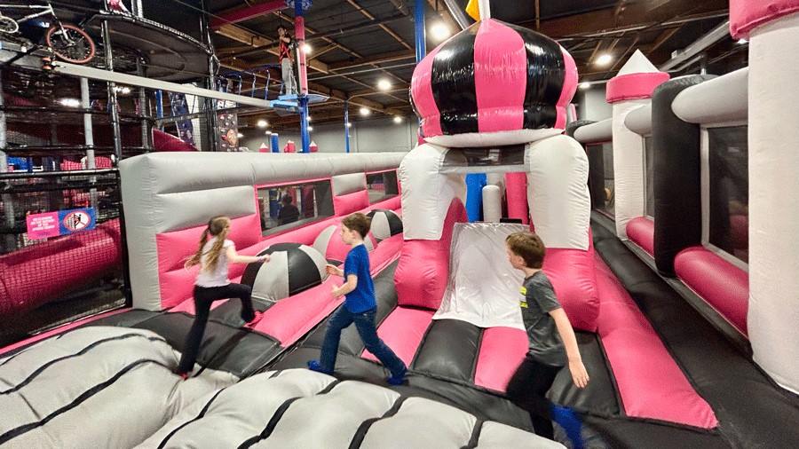 kids playing during an indoor birthday party at Catapult Adventure Park, an indoor birthday party venue for Seattle families