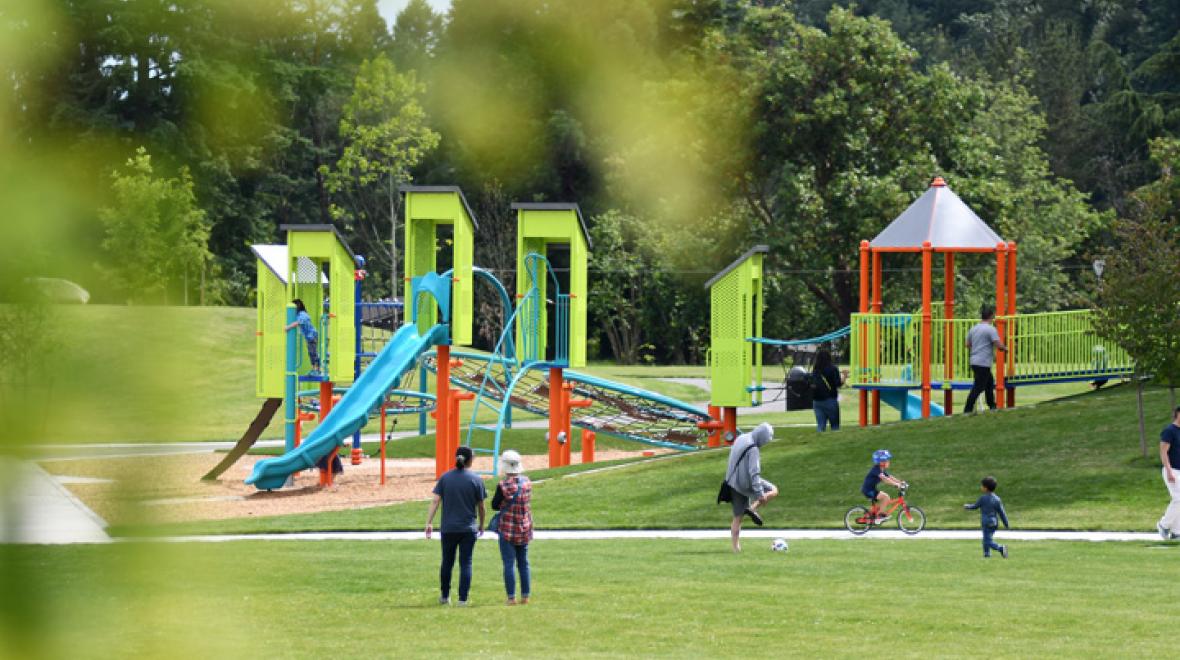 Kids-families-playing-at-new-Surrey-Downs-playground-park-Bellevue-best-new-playgrounds-opened-2019-seattle-area