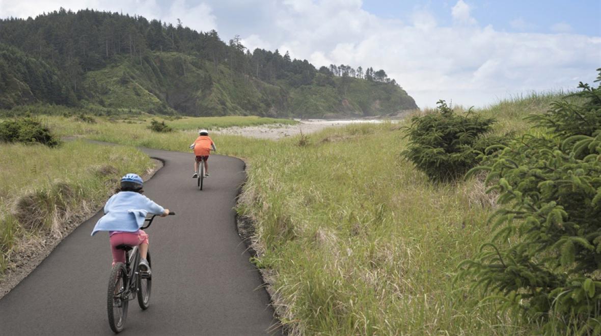 Long Beach Discovery Trail kids riding bikes by the ocean