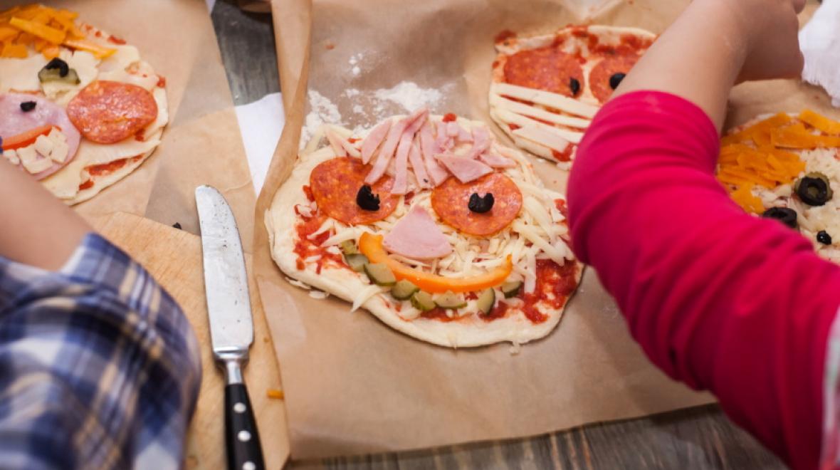 Kids-making-pizza