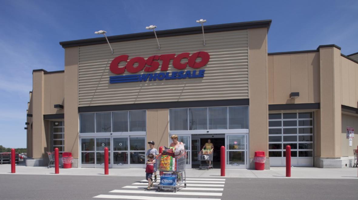 Family-shopping-in-Costco