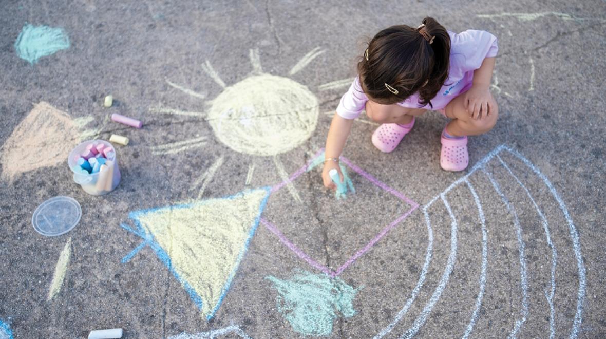 30 Pics Of A Family That Uses Chalk Art To Go On Adventures During