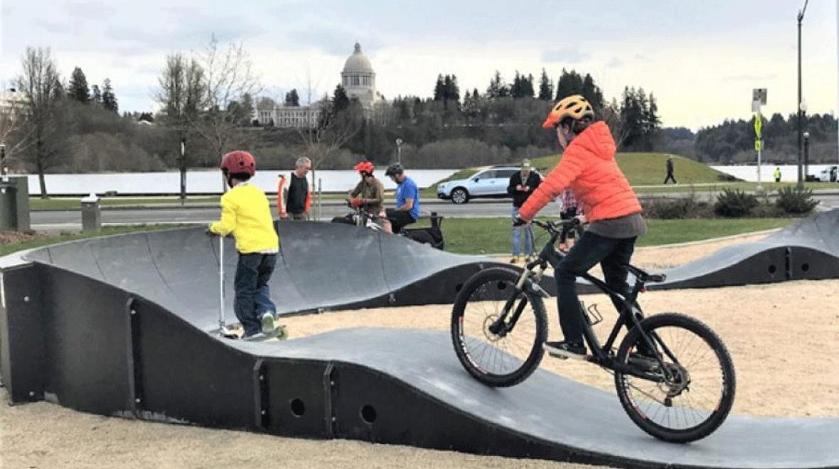 Kids riding the temporary pump track in Isthmus Park, a Seattle-area bike pump track