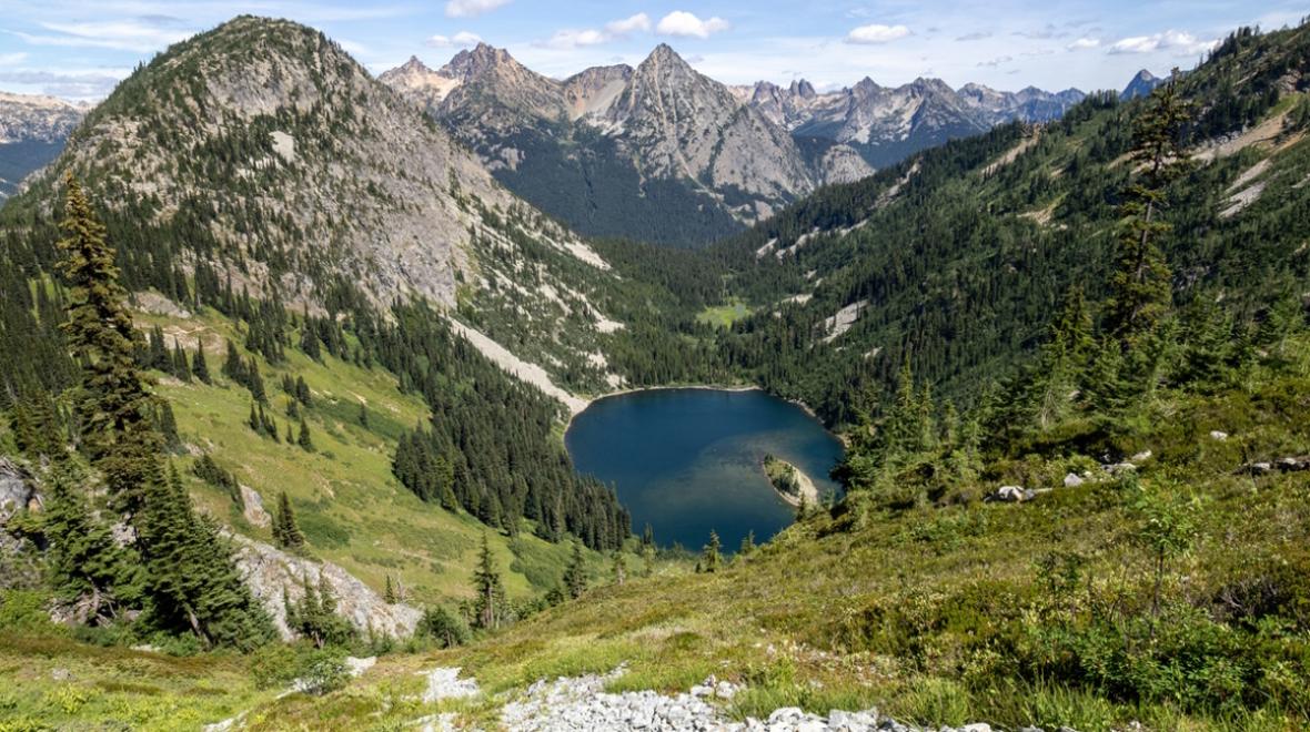 View of Lake Ann in the Okanogan-Wenatchee National Forest, a great place for a kid-friendly fall hike