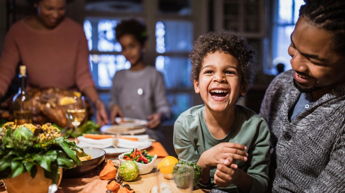 kid on thanksgiving with family 