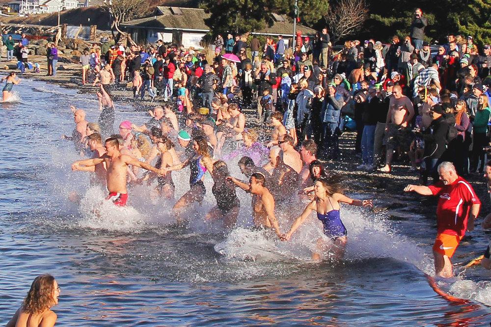 In Edmonds, hundreds take polar plunge into the new year