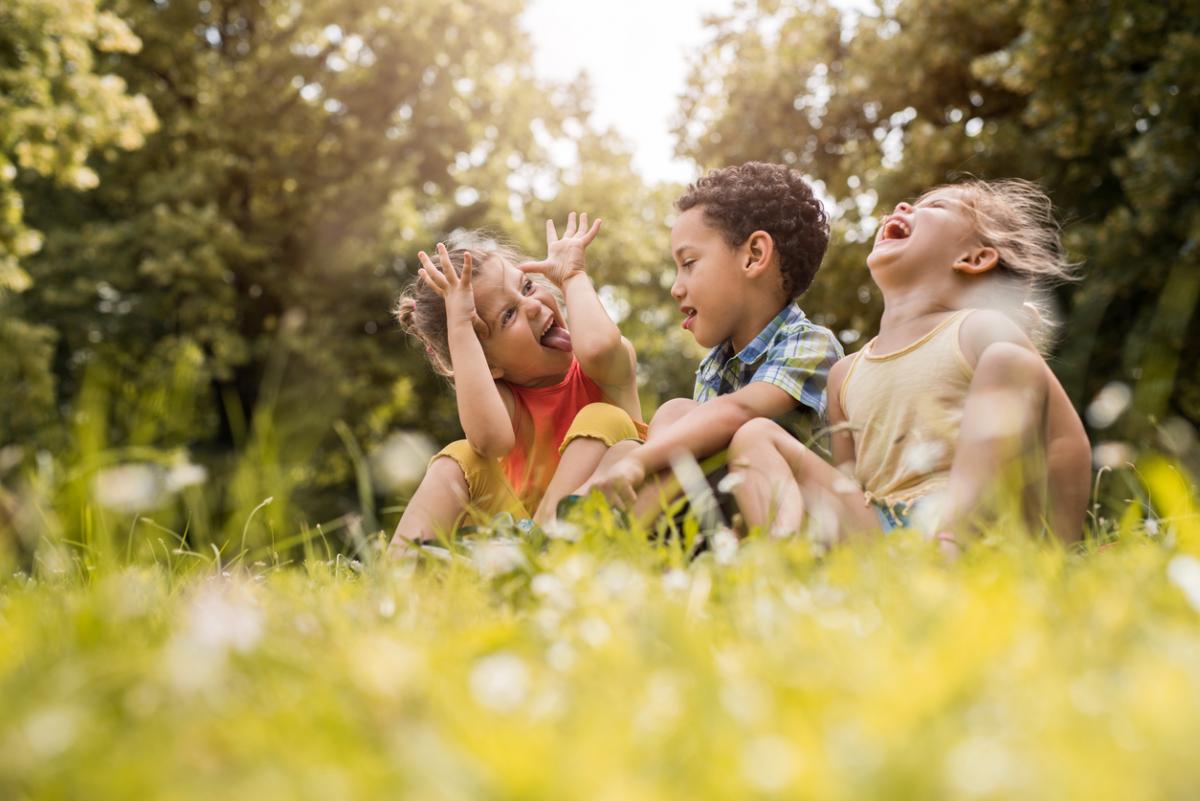 Playing In Nature Really Does Keep Kids Happier - MONAT GLOBAL