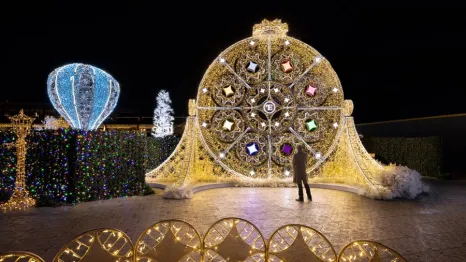 Enchant Christmas light maze in Seattle, a fun weekend activity for families