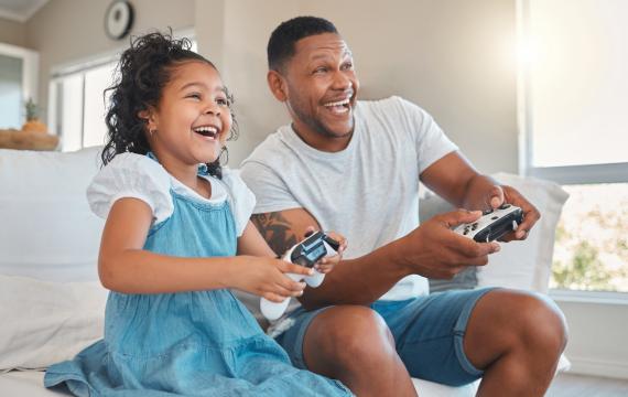 dad and daughter play video games