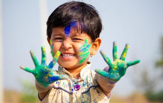 Little-kid-celebrating-holi-colors-best-seattle-area-Holi-events-kids-families-redmond-eastide